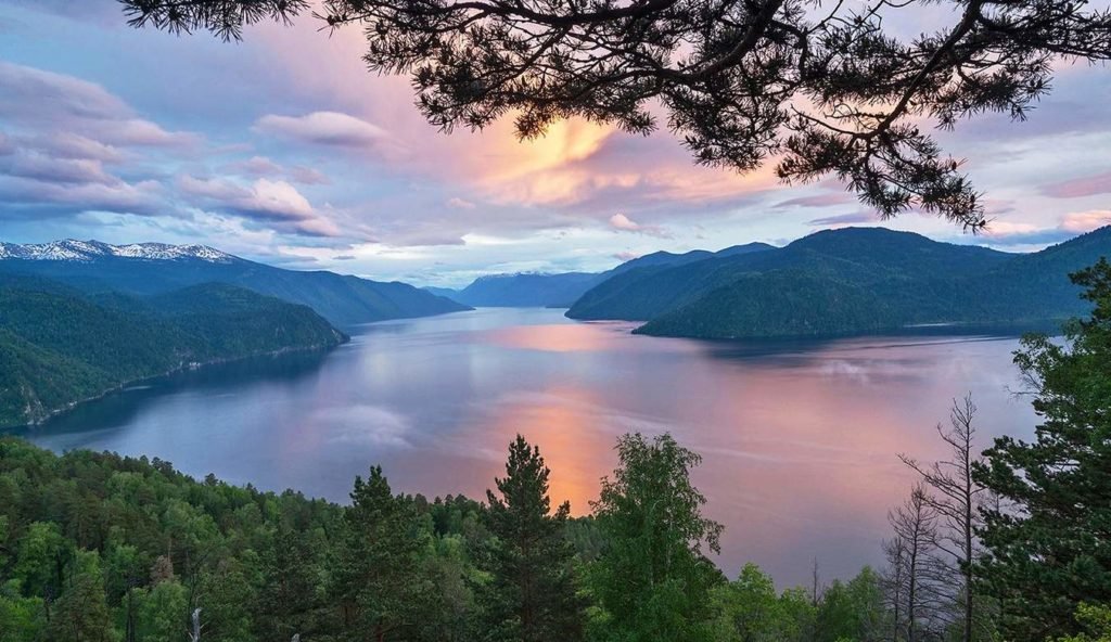 Телецкое озеро идеальное место для путешествий в России
